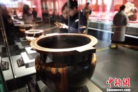“丝路”文物亮相展览现场。 田进 摄 “丝路”文物亮相展览现场。 田进 摄