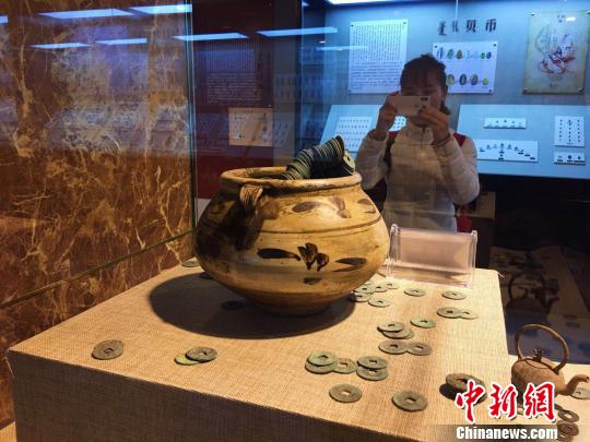图为游客拍照留念。 张玮 摄 图为游客拍照留念。 张玮 摄