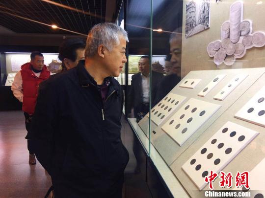 图为中国钱币博物馆研究信息部主任参观钱币博物馆。 张玮 摄