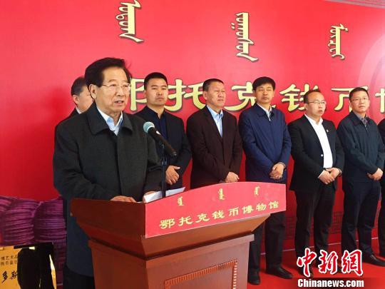 图为钱币博物馆收藏家王吉祥致辞。 张玮 摄 图为钱币博物馆收藏家王吉祥致辞。 张玮 摄
