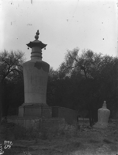 5-1、莫高窟前的舍利塔-(1914年俄国奥登堡考察队拍摄).jpg