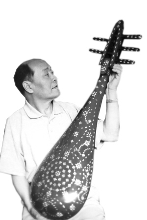 A10庄壮先生和他复原出来的敦煌古乐器（翻拍） 图片均由西部商报记者丁凯 摄