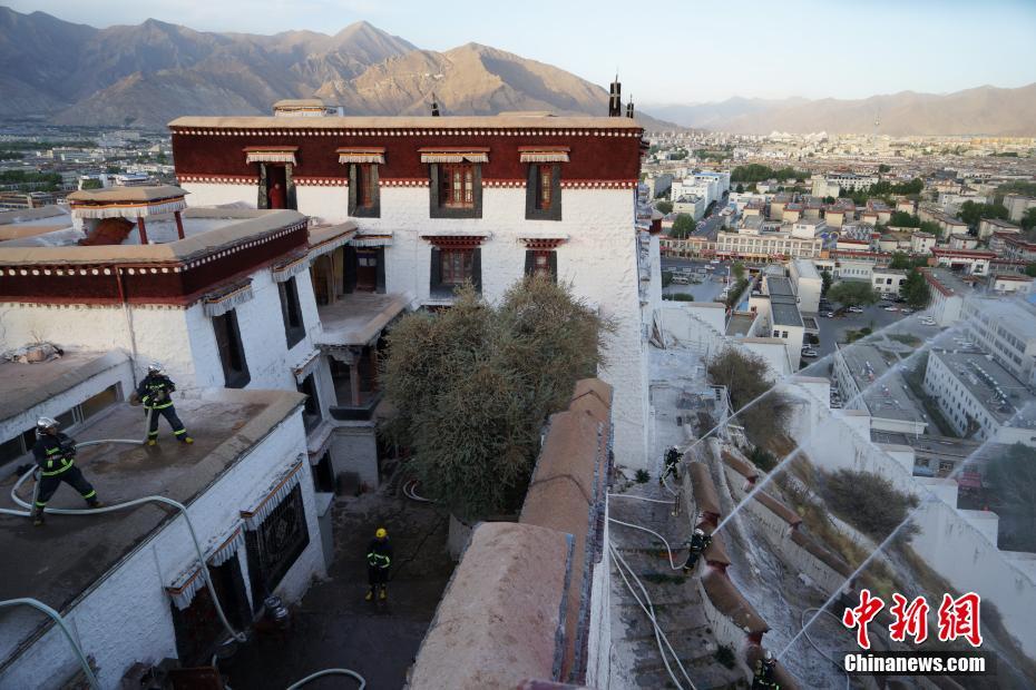 世界文化遗产西藏布达拉宫进行火灾扑救实战演练