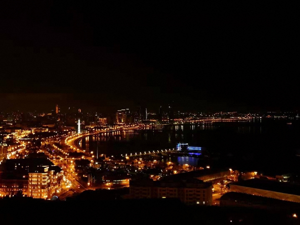 巴库迷人的夜景，宛如上海外滩 。  朱英涛 图
