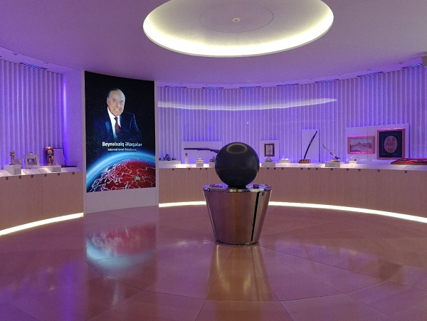 盖达尔·阿利耶夫博物馆，玻璃橱窗内所陈设的礼物来自世界各国领导人。  朱英涛 图