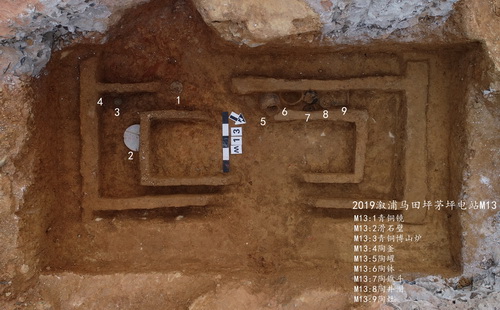 图四 m13航拍照与随葬品器物位置示意图