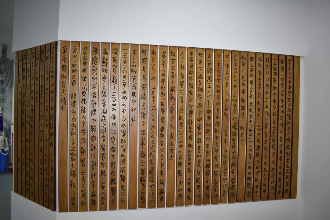 新简牍室最大的特点是入门即视的36枚"竹简",36枚"竹简"摘自龙山县的