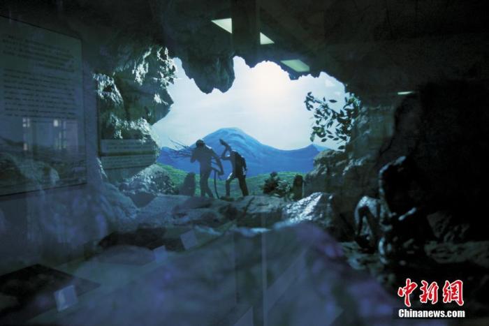 资料图：周口店北京猿人遗址陈列馆，北京猿人住地的沙盘模型。