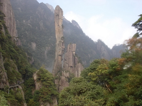 三清山位于中国江西省上饶市东北部，集自然景观与人文景观于一体