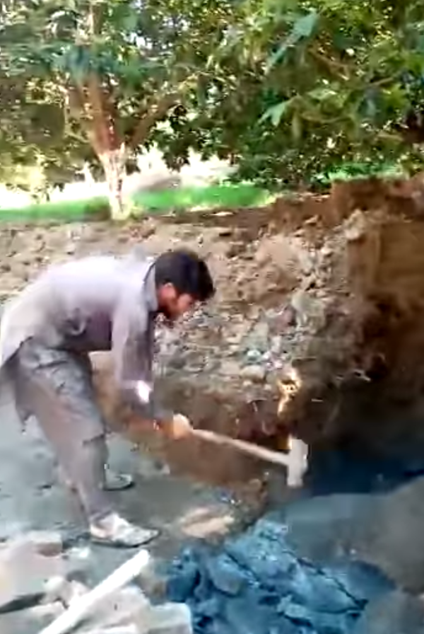 视频中的建筑工人正在用用大铁锤轮番砸毁该石刻文物