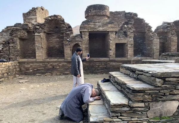 在马尔丹地区Takht-i-Bahi佛塔建筑前祭拜的中国僧侣曙祥法师