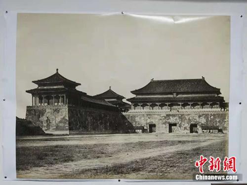 紫禁城历史上第一张单体建筑照片——午门。中新网记者 宋宇晟 翻摄