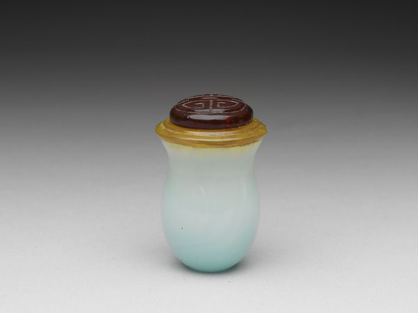 清 十八/十九世纪 淡蓝色玻璃鼻烟壶 连盖高4.3公分、最大径约2.7公分