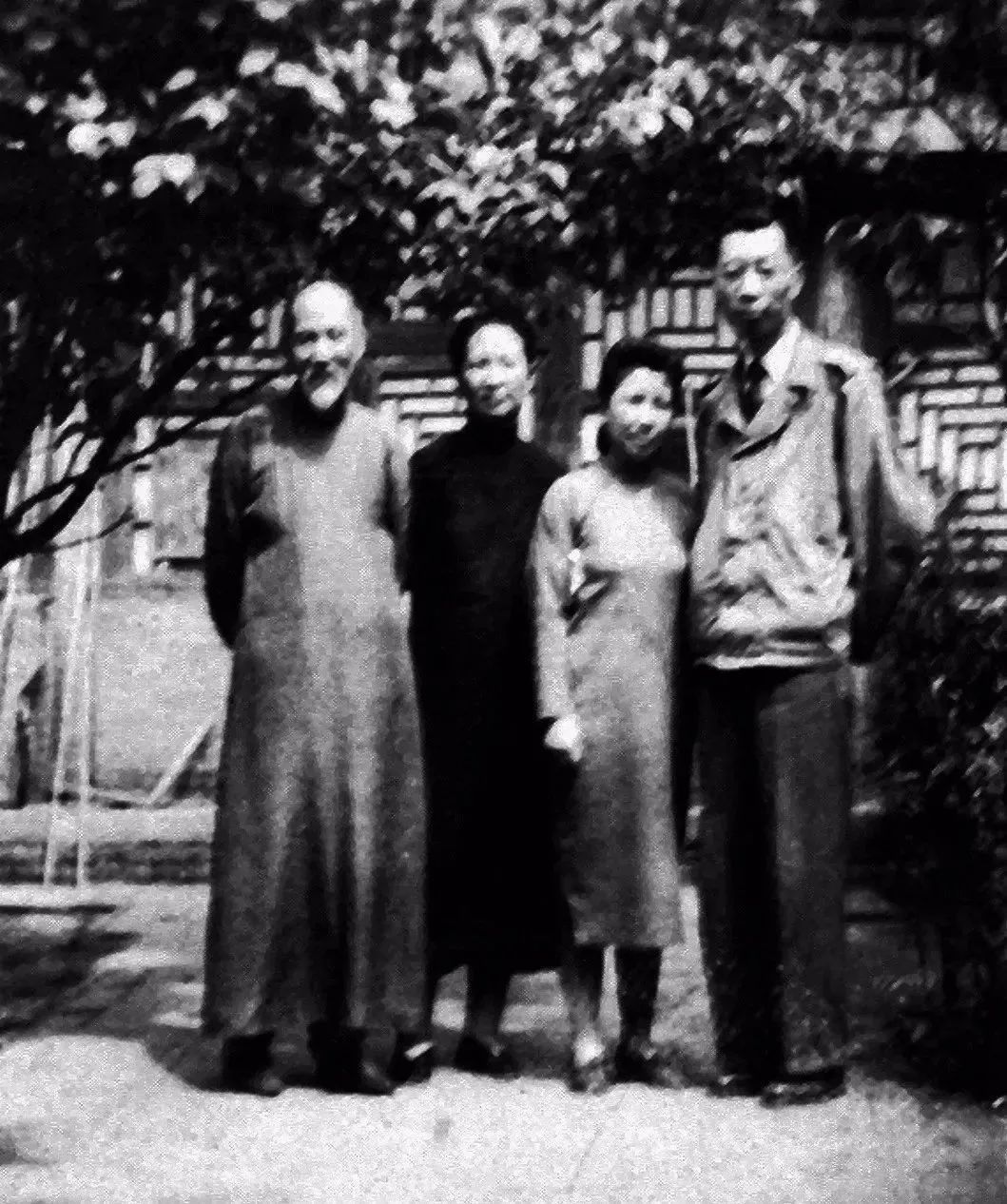 傅雷夫妇与黄宾虹夫妇在北平黄宾虹宅院前（1948年5月）