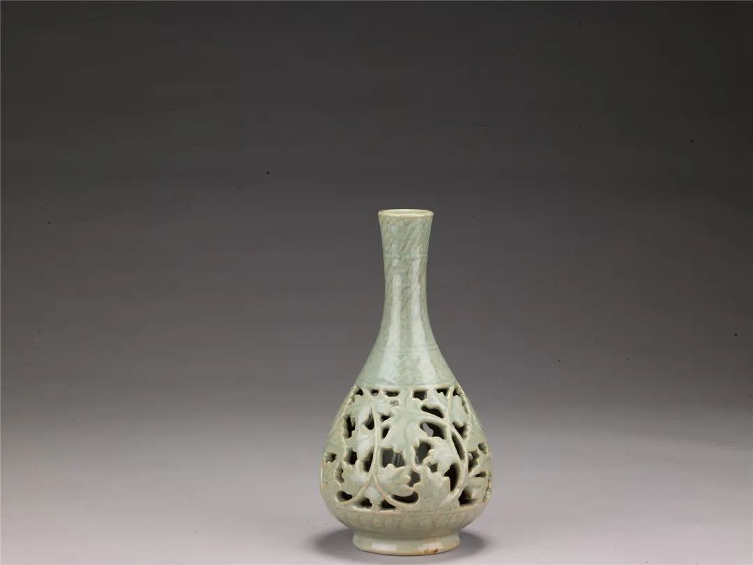 龙泉窑青釉镂空瓶，明代，口径4.7，足径9.2，高29.7厘米，中国国家博物馆藏