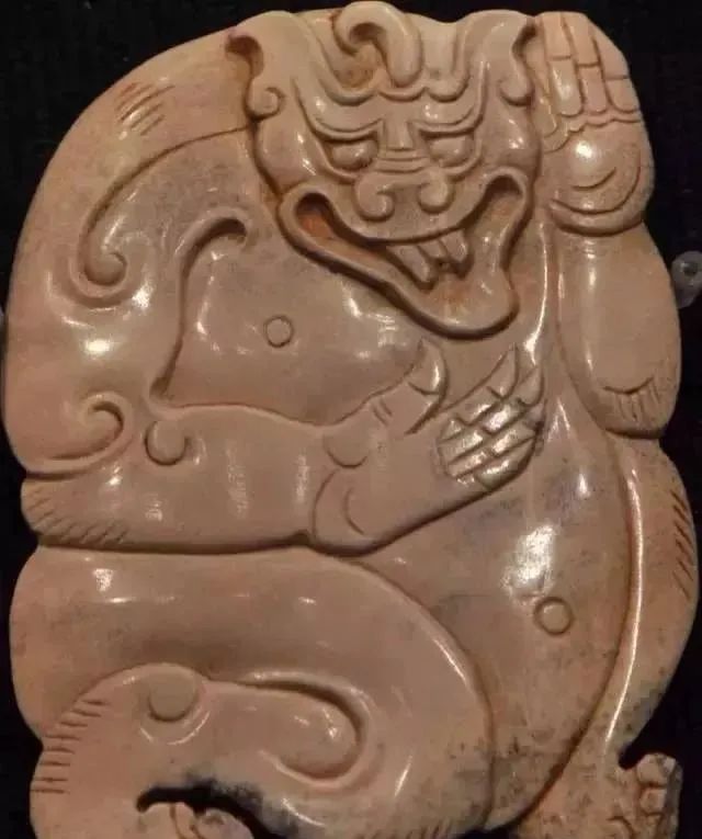 海昏侯墓出土的神兽玉饰。饰中的神兽在汉代叫做“方相氏”，是驱疫避邪的神仙。