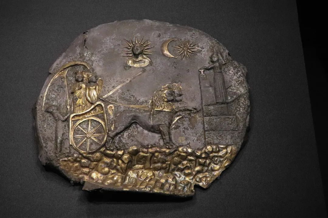 公元前3世纪 神像图案鎏金银饰板 阿伊·哈努姆凸壁神庙出土 2019年1月拍摄于湖南省博物馆“来自阿富汗的国宝”特展