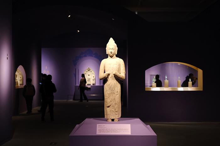 北齐螺髻梵王立像在国家博物馆展出现场