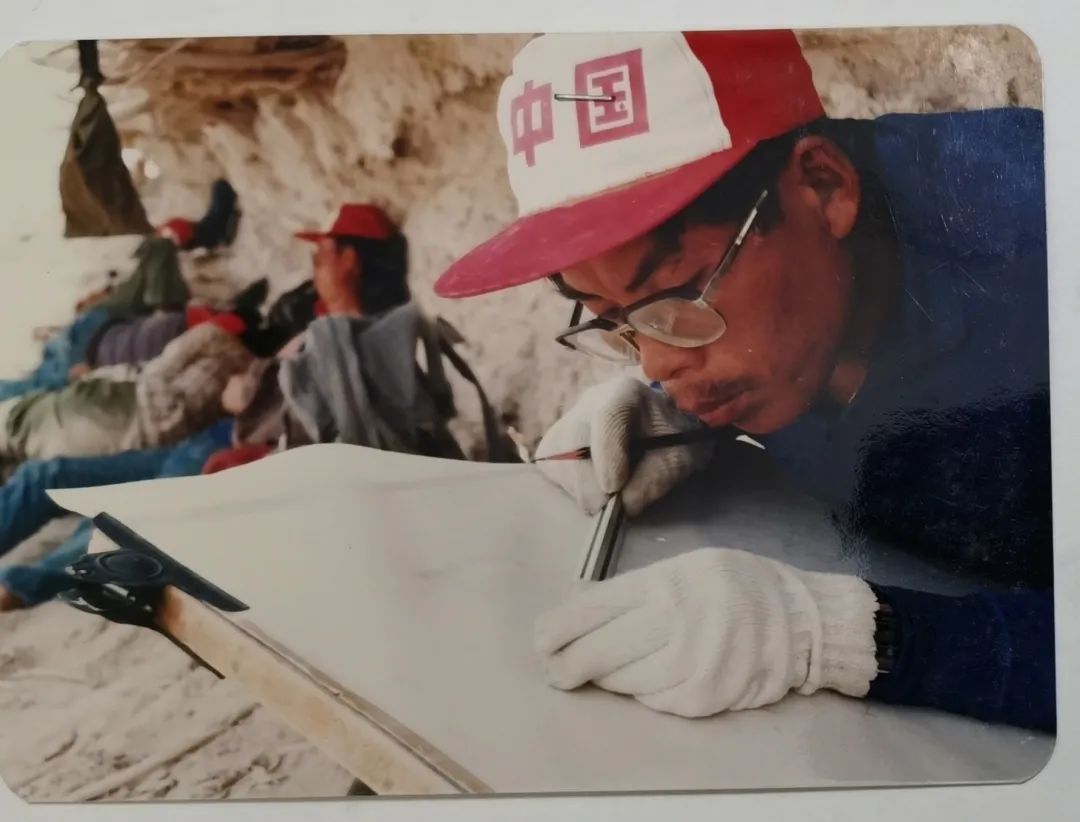 考古队员坚持工作：测绘“海头”古城遗址图 、整理采集文物