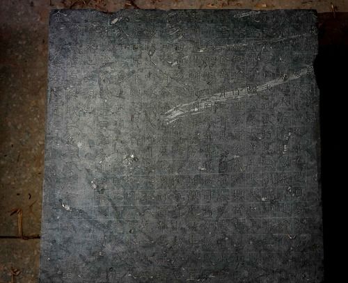 隋代汉白玉石棺床墓内出土的墓志。新华社记者李安摄