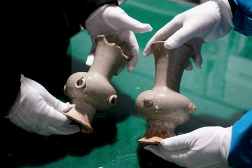 隋代汉白玉石棺床墓内出土的瓷瓶。新华社记者李安摄