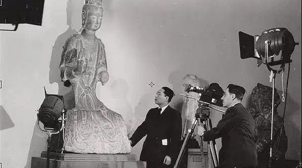 翁万戈与摄影师斯坦纳在博物馆（约1950年）