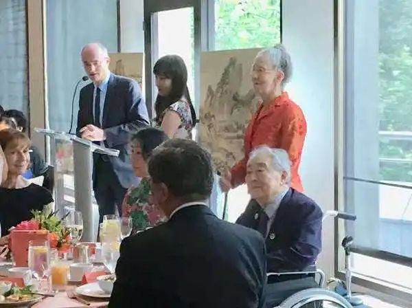 2018年，翁万戈在波士顿美术博物馆庆祝他的百岁生日，宣布捐赠《长江万里图》。翁万戈百岁生日宴，台上（左一）波士顿美术博物馆馆长马修·泰特鲍姆（Matthew Teitelbaum）、（中）中国艺术部研究及策展助理应非儿、（右）中国艺术部策展人白铃安（Nancy Berliner）；坐席（右一）翁万戈先生、（右二）上海博物馆副馆长陈克伦、（右三）翁先生的女儿翁以思。