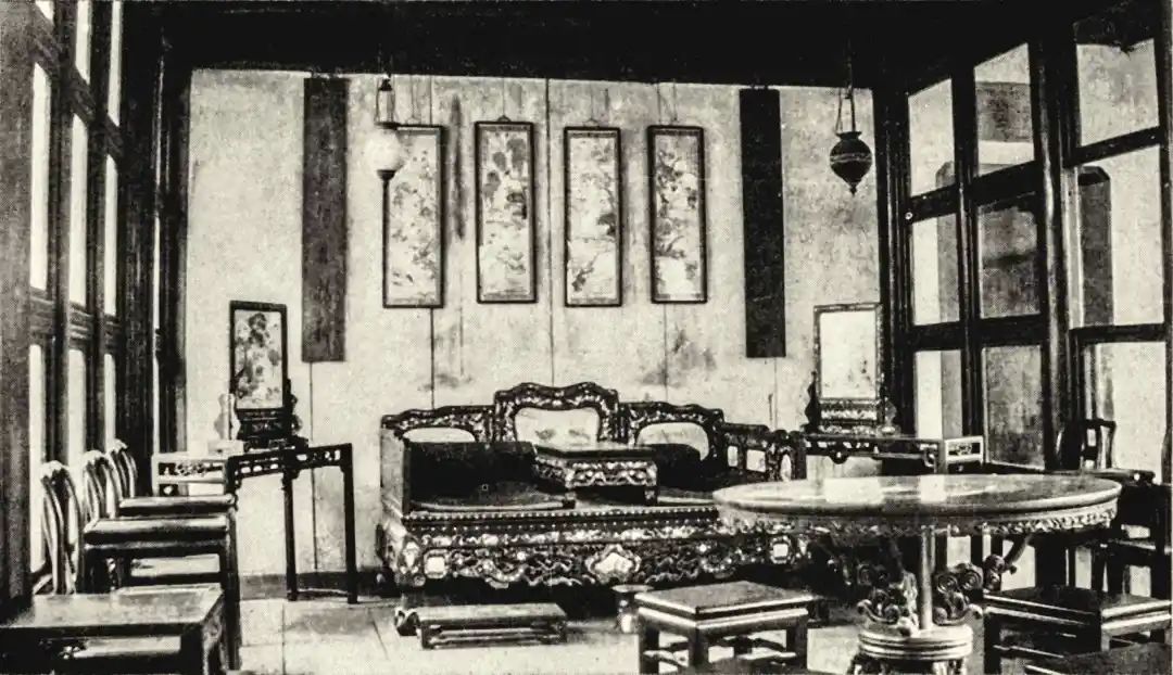 (留园)一座两面都装有透明玻璃窗的建筑。它在庭院的另外一侧。后面墙上的四幅画分别代表着四季,画下方为一张榻,榻的前方放着一张宽扁的脚凳。画面右侧是大理石圆桌。