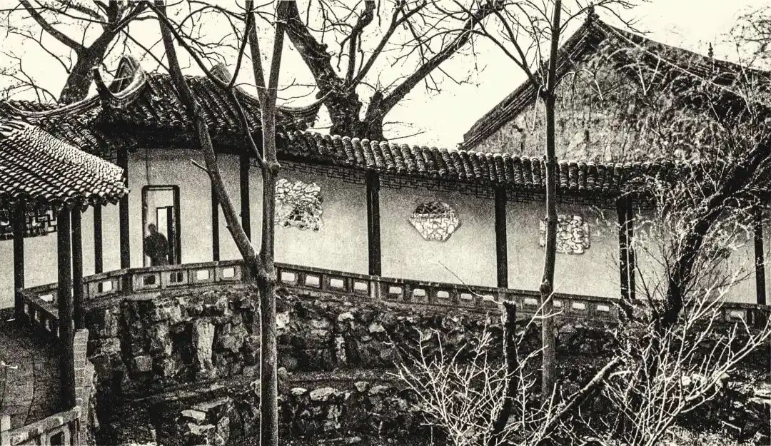 (沧浪亭)开敞的长廊。现在是苏州美术专科学校旧址