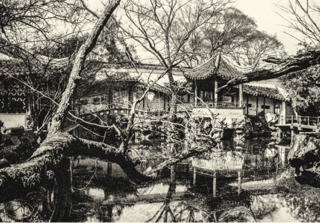 网师园中心部分。景物以小湖及湖岸为中心,四周建筑面向小湖,长廊依湖岸岩石曲折迂回。