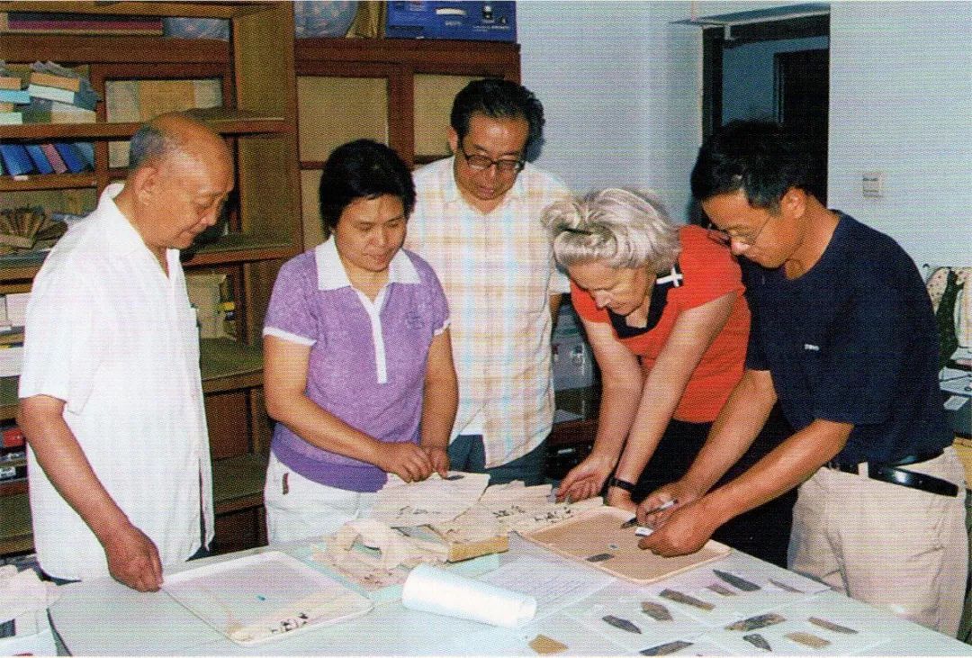 2010年赵世纲先生整理温县盟书(左一为赵世纲先生)