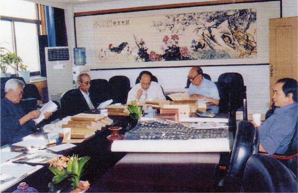 1998年赵世纲先生在《翰墨石影》全体工作人员编撰会议上(右二为赵世纲先生)