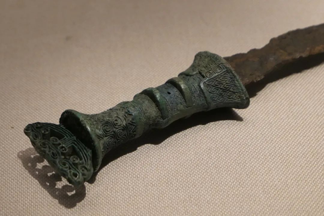 铜柄铁剑的剑柄部 战国晚期 赫章可乐25号墓出土