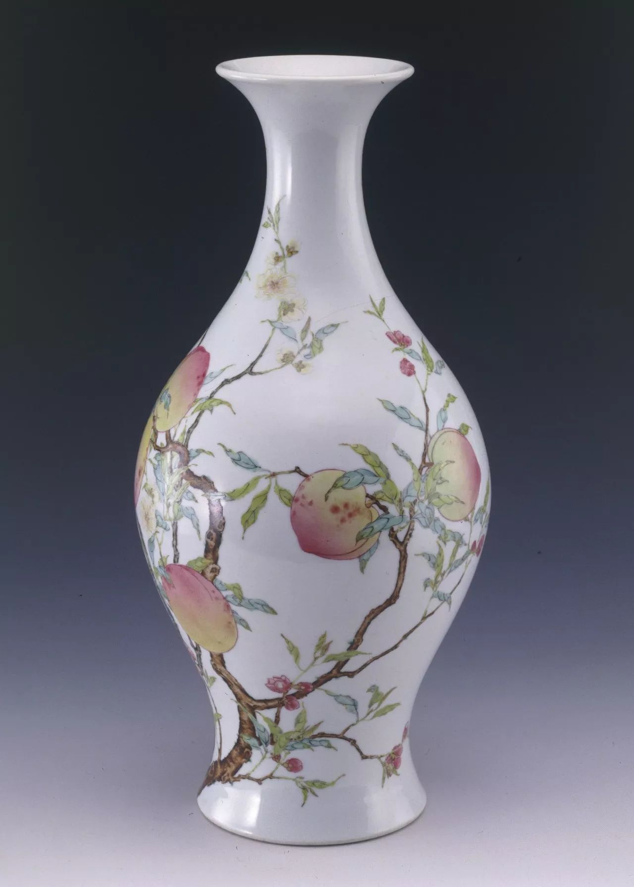 清雍正粉彩桃蝠纹橄榄瓶 (上海博物馆藏,张永珍女士捐赠)