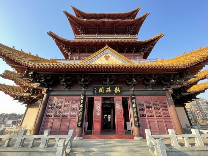 远处珠山上的龙珠阁