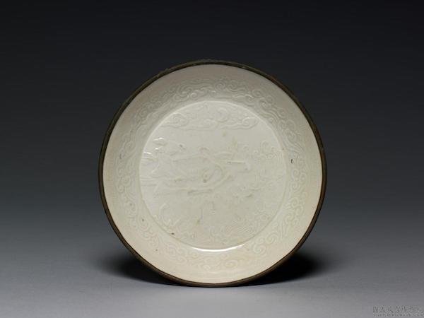 宋 定窑 印花吴牛喘月碟 北京故宫博物院藏