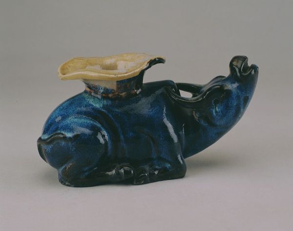清 石湾窑牛式花插，长19.5厘米，高11厘米。