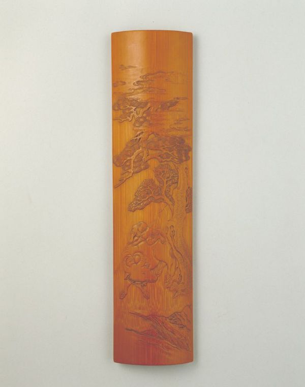 竹雕松下牧牛图臂搁，清，长27.7厘米，宽7厘米，厚1厘米。北京故宫博物院