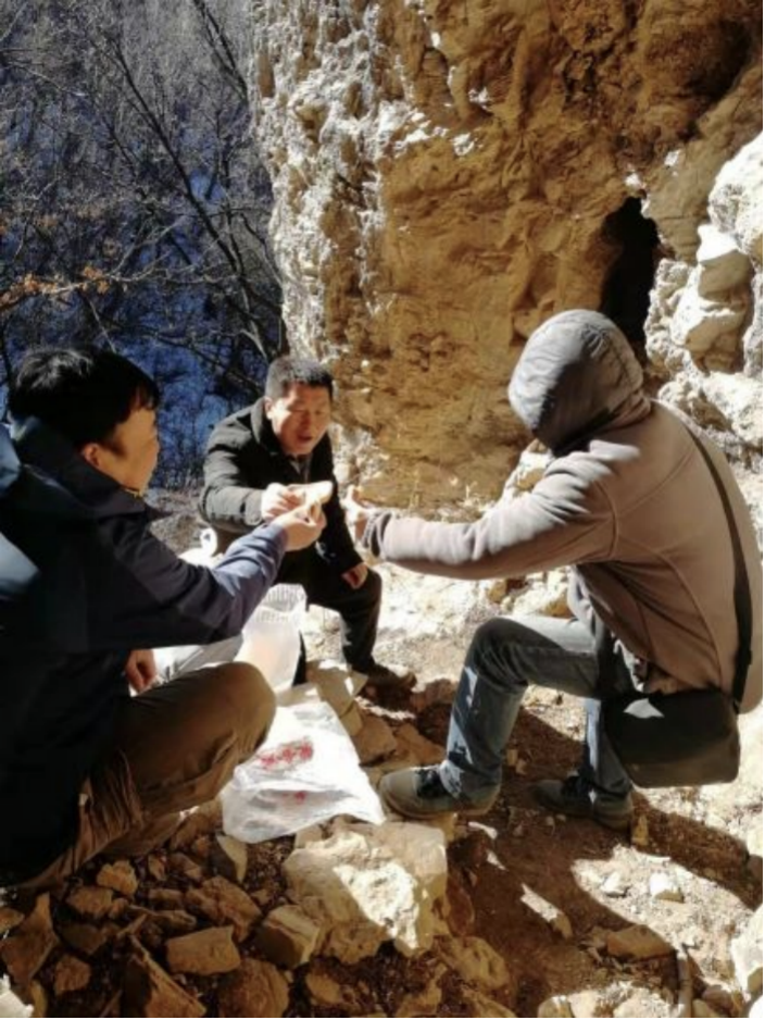 半山腰的山午餐：开心的“碰一碰”！