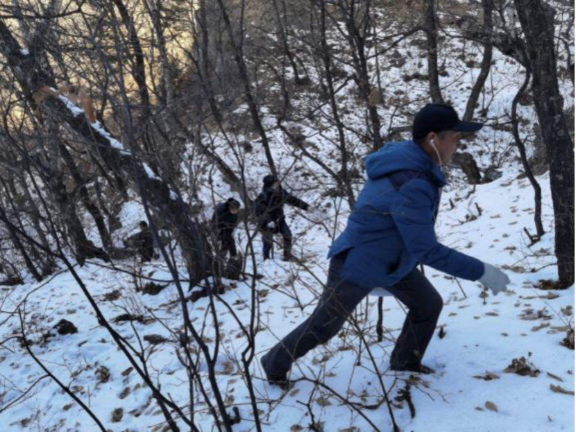 精神抖擞的范晓东老师，向石窟进军！