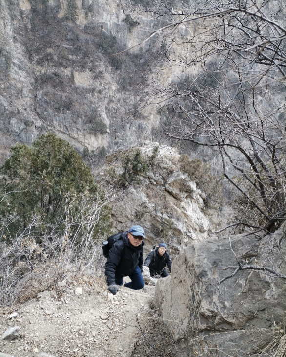 文水县隐堂洞石窟调查“攀援”中