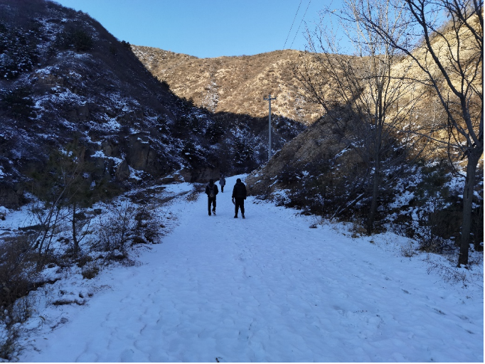 车辆打滑，只能步行上山
