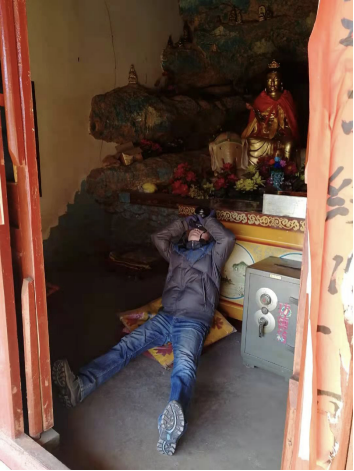 为了拍照片，李敏说：“姿势不美，但有效果，完美！”