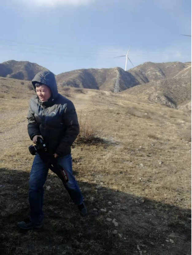 山头凛冽的寒风中，李敏拍完照，直呼“好凉快”！