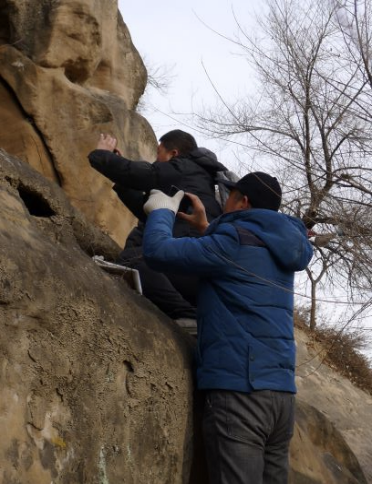 新闻发布会的架势啊！