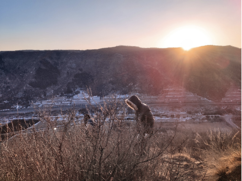赶在日落前下山，天黑后将寸步难行