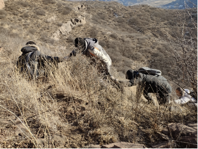 前拉后推,相互搀扶