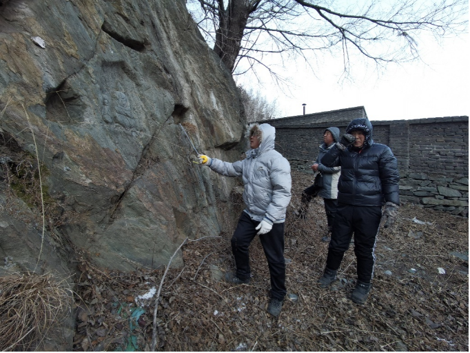 “全副武装”边擦鼻涕边调查