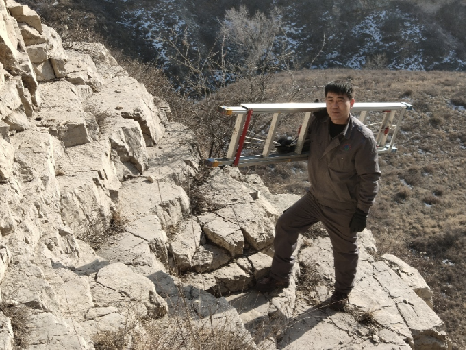 “大哥”孟令松抗梯子上山