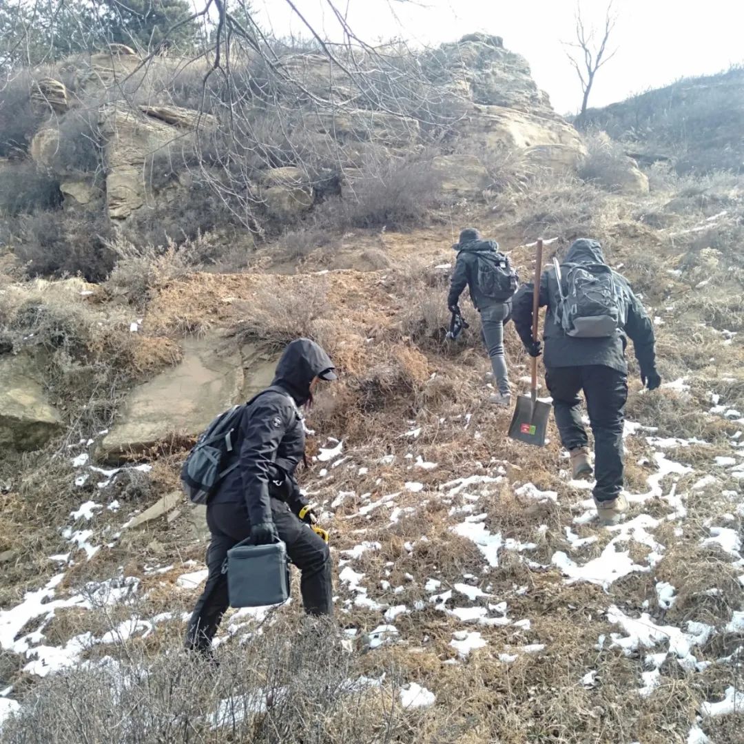 调查组在找寻石窟的山路上